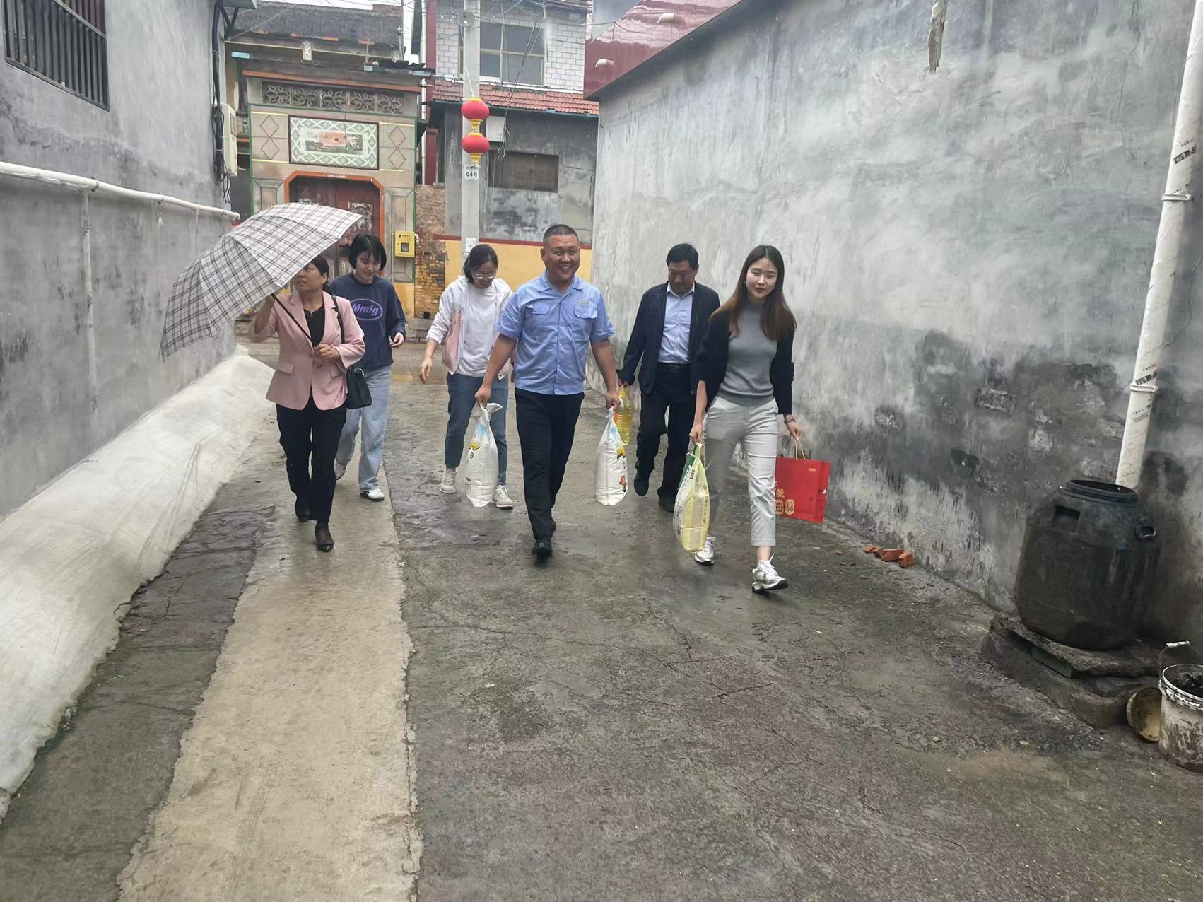 慶雙節(jié)不忘困難職工、送糧油傳遞支部關(guān)愛